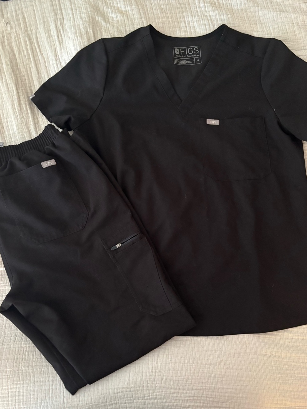 FIGS Women’s Black Scrub Set Catarina Top and Yola Bottoms